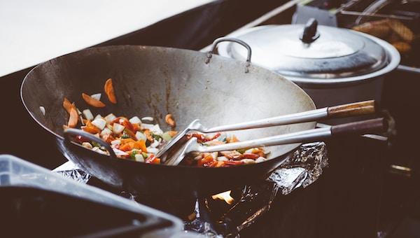 Bratpfanne vs. Wok: Welches Kochgeschirr ist das Beste für Ihre Küche?